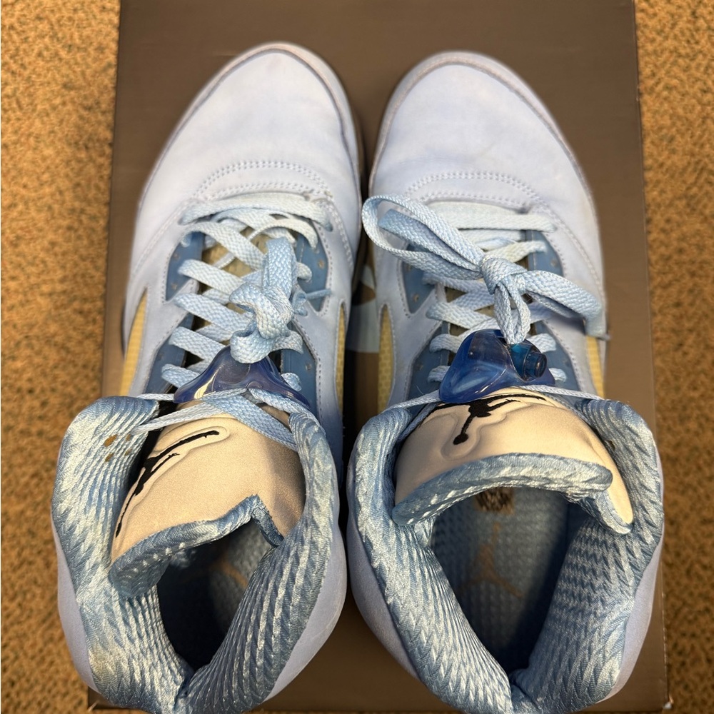 Jordan 5 Retro UNC University Blue - Sneakers in Light Blue and Black - Picture 3 of 5